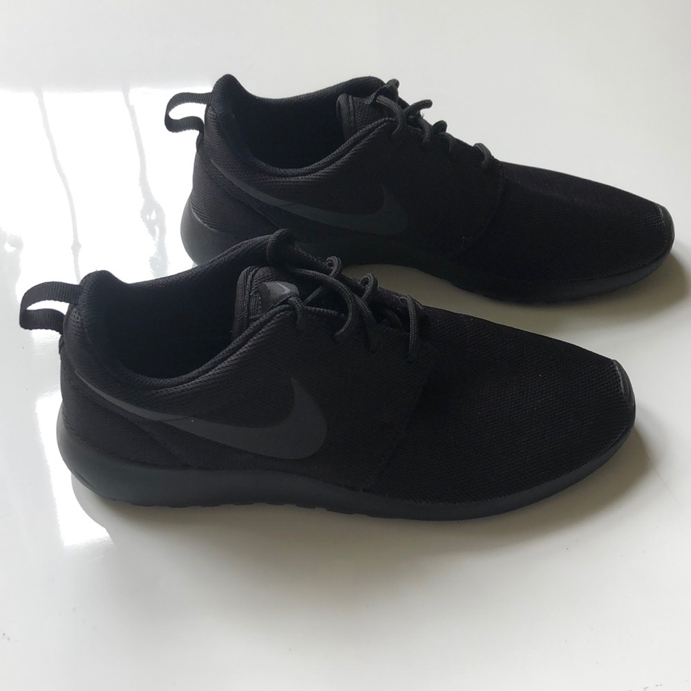 All Black Nike Roshe Shoes (Never Worn)